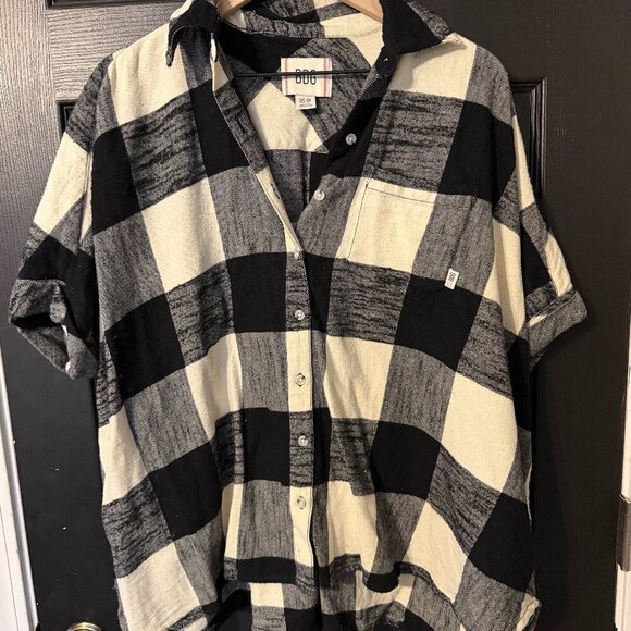 Urban Outfitters Tops - Urban Outfitters Cropped Sleeve Black White Flannel Plaid Oversized Button XS